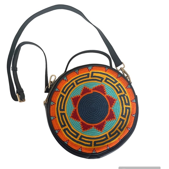 Round messenger, Wayuu Crossbody/ shoulder bag, Adjustable strap. - Picture 3 of 14